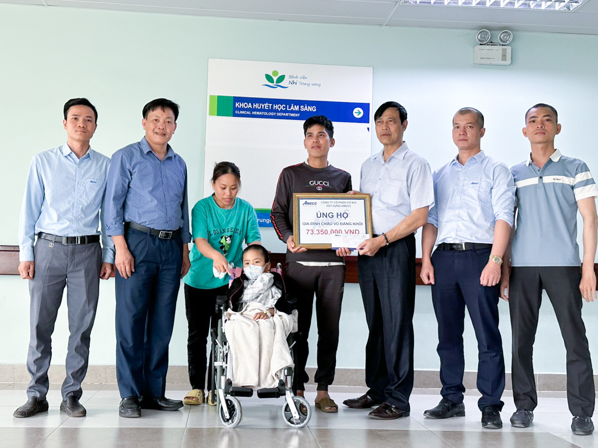The representatives of the Leadership Board, the Trade Union Executive Committee, and the KCT&TB Amecc Plant visited the hospital to offer support and condolences to young Vu Dang Khoi