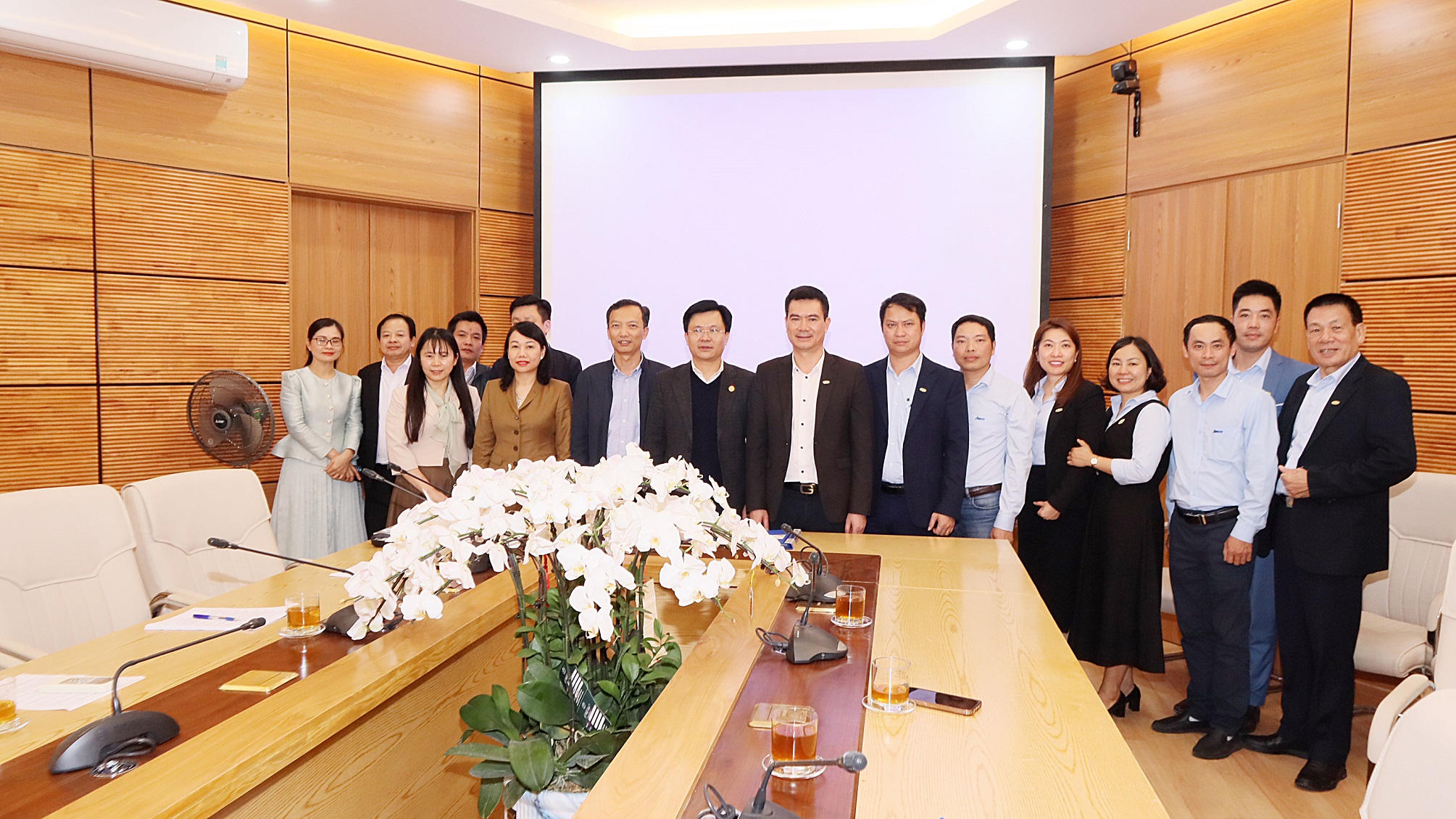 Lễ ký kết với Công ty CP Xi măng VICEM Bút Sơn gói thầu số 2, công trình tận dụng nhiệt thừa khí thải phát điện