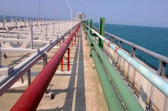 Lắp đặt hệ thống đường ống trên cảng biển